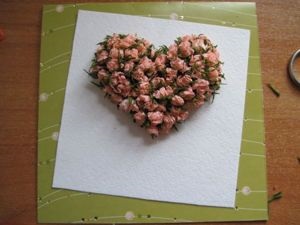 Rózsák hullámpapír egy kártya szeretettel