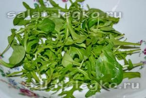 Saláta mozzarella, arugula és paradicsom (paradicsom) Saláta mozzarella, rukkola és a paradicsom