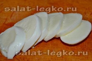 Saláta mozzarella, arugula és paradicsom (paradicsom) Saláta mozzarella, rukkola és a paradicsom