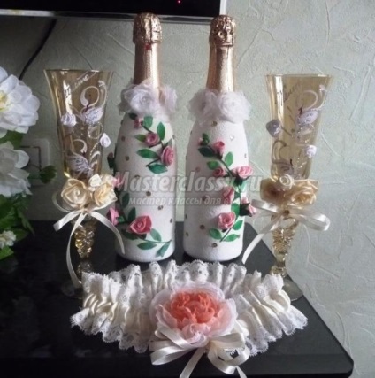 Esküvői pohár bor és egy doboz kezével