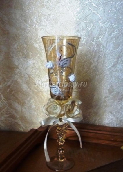Esküvői pohár bor és egy doboz kezével