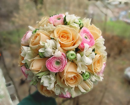Esküvői csokor ranunkulyusov fotók, rózsa, bazsarózsa származó