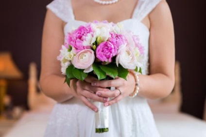 Esküvői csokor ranunkulyusov fotók, rózsa, bazsarózsa származó