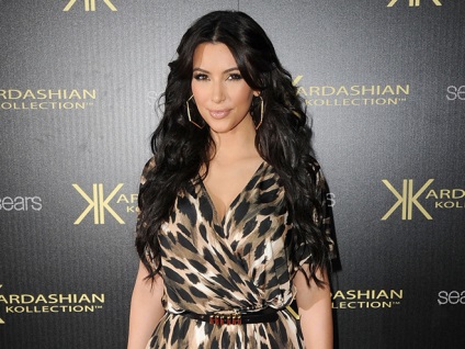 Top 7 legjobb frizurák Kim Kardashian (fotó)