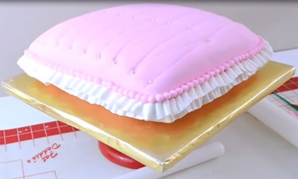 Cake „párna egy koronát”, lépésről lépésre varázsló osztály (osztály) Cake „párna egy koronát”, lépésről lépésre varázsló osztályról
