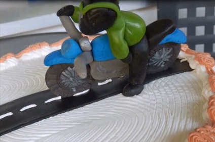 Sütemény formájában a „motorkerékpár” a masztix, lépésről lépésre varázsló osztály (a) Cake formájában a „motorkerékpár” az öntött, lépésről lépésre varázsló osztályról