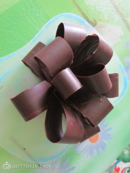 Díszítő csokitorta (íj, levelek, pillangó, kerítés) pillangó csokoládétorta, védjegyet,