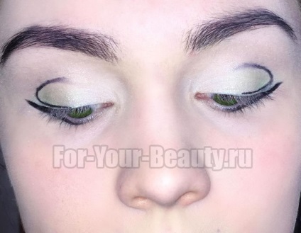 Esti smink zöld fénysorompót 10 fokozatosan (esti smink zöld szeme) Este make-up zöld szemek 10 fotó szakaszokban