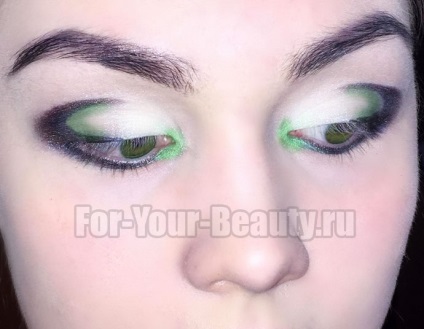 Esti smink zöld fénysorompót 10 fokozatosan (esti smink zöld szeme) Este make-up zöld szemek 10 fotó szakaszokban