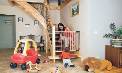 biztonsági kapu a gyermekek számára a lépcsőn kezével