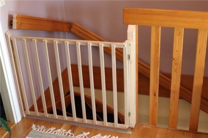 biztonsági kapu, mint a gyermekek védelme a lépcsőn