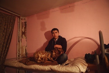 A lépés deportálásuktól mind az élő migráns munkavállalók Magyarországon - repülő madár (munkaerő) A lépés a deportálás, mint a munkaerő-migránsok él Magyarországon - madár, menekülés