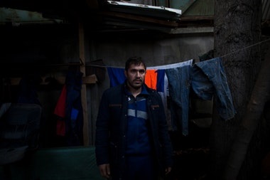 A lépés deportálásuktól mind az élő migráns munkavállalók Magyarországon - repülő madár (élő) A lépés a deportálás, mint a munkaerő-migránsok él Magyarországon - madár, menekülés