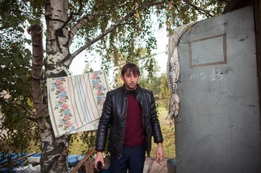 A lépés deportálásuktól mind az élő migráns munkavállalók Magyarországon - repülő madár (deportálták) A lépés a deportálás, mint a munkaerő-migránsok él Magyarországon - madár, menekülés