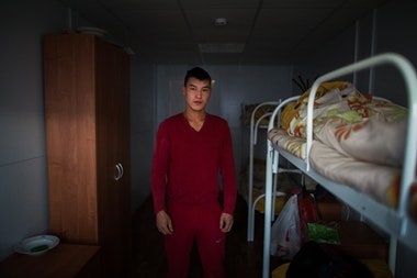 A lépés deportálásuktól mind az élő migráns munkavállalók Magyarországon - repülő madár (élő) A lépés a deportálás, mint a munkaerő-migránsok él Magyarországon - madár, menekülés
