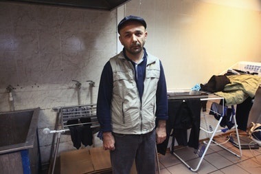 A lépés deportálásuktól mind az élő migráns munkavállalók Magyarországon - repülő madár (lépés) A lépés a deportálás, mint a munkaerő-migránsok él Magyarországon - madár, menekülés