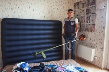 A lépés deportálásuktól mind az élő migráns munkavállalók Magyarországon - repülő madár (lépés) A lépés a deportálás, mint a munkaerő-migránsok él Magyarországon - madár, menekülés