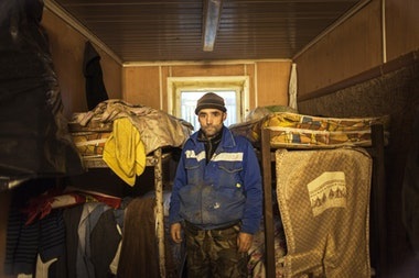 A lépés deportálásuktól mind az élő migráns munkavállalók Magyarországon - repülő madár (munkaerő) A lépés a deportálás, mint a munkaerő-migránsok él Magyarországon - madár, menekülés