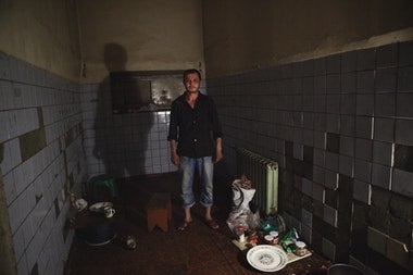 A lépés deportálásuktól mind az élő migráns munkavállalók Magyarországon - repülő madár (élő) A lépés a deportálás, mint a munkaerő-migránsok él Magyarországon - madár, menekülés
