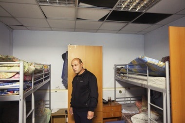 A lépés deportálásuktól mind az élő migráns munkavállalók Magyarországon - repülő madár (élő) A lépés a deportálás, mint a munkaerő-migránsok él Magyarországon - madár, menekülés