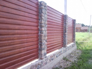 Kerítés hullámos (trapézlemez), hogyan kell felépíteni egy kerítés, néhány teraszok választani