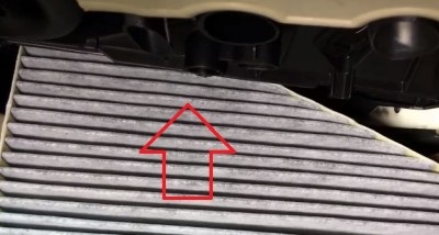 Helyettesítés kabin szűrő Tiguan VW (Volkswagen) Cseréje a fülke szűrő Volkswagen Tiguan