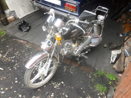A légszűrő cseréje a kínai moped (Kárpátok) A légszűrő cseréje a kínai moped