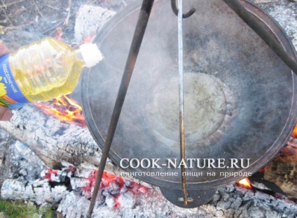 Hare pörkölt burgonyával - főzni a természetben (egy tál mezei) Hare pörkölt burgonyával - kész természet