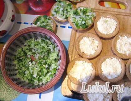 Katicabogarak paradicsom tartlet a sajt és fokhagyma (katicabogarak) Katicabogarak a tartlet paradicsom sajttal és fokhagymás