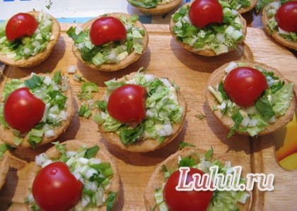 Katicabogarak paradicsom tartlet a sajt és fokhagyma (katicabogarak) Katicabogarak a tartlet paradicsom sajttal és fokhagymás