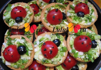 Katicabogarak paradicsom tartlet a sajt és fokhagyma (tartlet sajt) Katicabogarak a tartlet paradicsom sajttal és fokhagymás