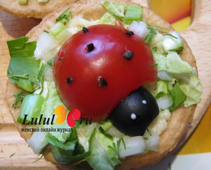 Katicabogarak paradicsom tartlet a sajt és fokhagyma (katicabogarak paradicsom) Katicabogarak a tartlet paradicsom sajttal és fokhagymás