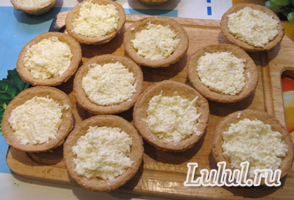 Katicabogarak paradicsom tartlet a sajt és fokhagyma (katicabogarak paradicsom) Katicabogarak a tartlet paradicsom sajttal és fokhagymás