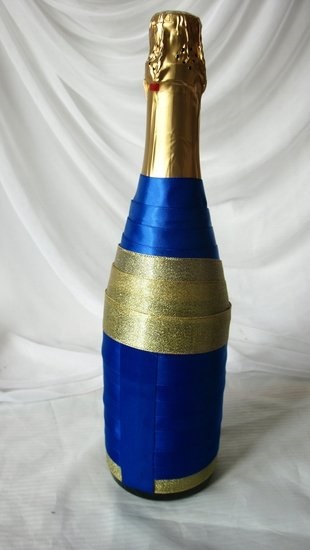 Egy üveg pezsgő díszített édességet, szalagok, mint egy ajándék március 8-án, vagy egy esküvői fotó és (pezsgő) Egy üveg pezsgő díszített édességet, szalagok, mint egy ajándék március 8-án, vagy egy esküvői fotó és