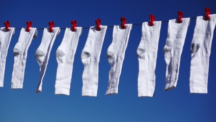 Mit és hogyan fehéríti fehér zoknit otthon