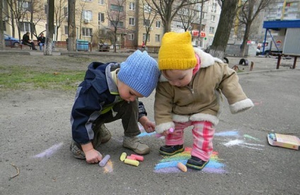 Mit kell tenni a gyermek az utcán tavasszal