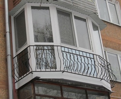 Mi egy francia erkély, egy fotó az elvégzett munkák, példaként a francia üvegezett erkély,