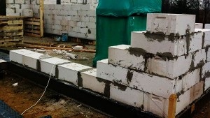 A szakértők válaszolni beton blokkból és gáz-szilikát, amely jobban