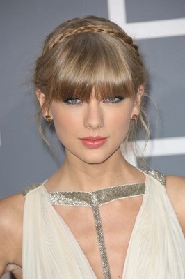 Evolution frizura Taylor Swift, egy női magazin (SWIFT) Evolution frizura Taylor Swift, egy női magazinban