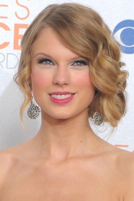 Evolution frizura Taylor Swift, egy női magazinban