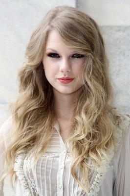 Evolution frizura Taylor Swift, egy női magazin (frizura) Evolution frizura Taylor Swift, egy női magazinban
