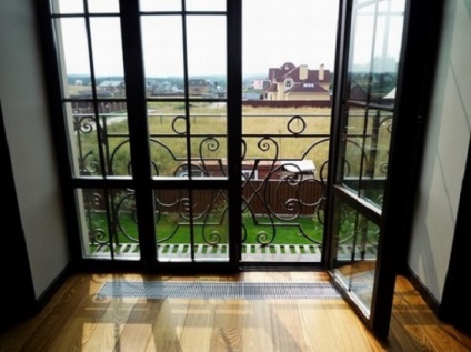 Francia erkélyes, fotó belül és kívül, hogyan lehet a helyes francia erkély üvegezés