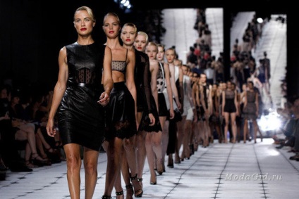 History of Fashion Week divatbemutatók és a divat története a kialakulását és fejlődését (tavasz-nyár 2017) History of Fashion Week divatbemutatók és a divat története a kialakulását és fejlődését