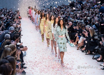History of Fashion Week divatbemutatók és a divat története a kialakulását és fejlődését (hét) History of Fashion Week divatbemutatók és a divat története a kialakulását és fejlődését