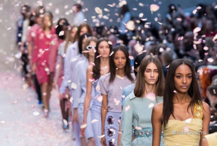 History of Fashion Week divatbemutatók és a divat története a kialakulását és fejlődését (fejlődés) History of Fashion Week divatbemutatók és a divat története a kialakulását és fejlődését