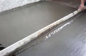 Hogyan tegye linóleum a betonon megfelelően és biztonságosan