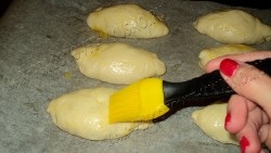 Hogyan kell főzni egy zsemle krumpli (burgonya zsemle recept) Főzni egy zsemle sült krumplival