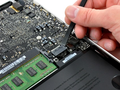 Hogyan szétszedni laptop Apple MacBook Pro 13 „unibody (unibody) Hogyan szétszedni laptop Apple MacBook Pro 13 „unibody
