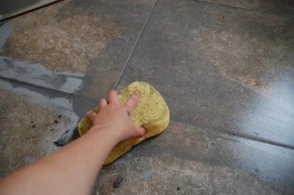 Hogyan felülírja a varratok egy csempe a padlón