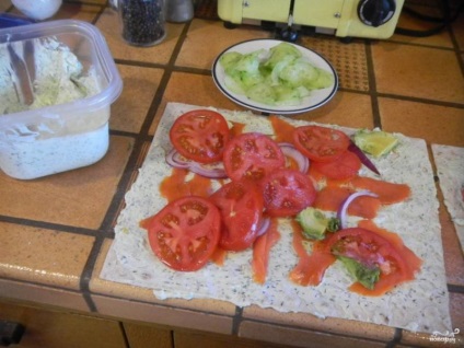 Pita kenyér lazac és uborka - lépésről lépésre recept fotók